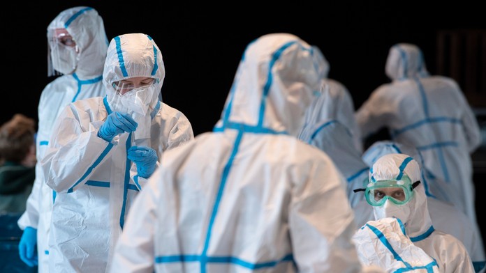 Pracovníci testovacieho centra v nemeckom Mainzi.