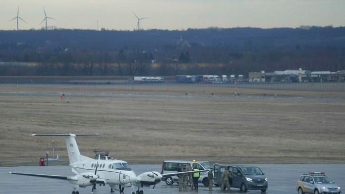 Americkí armádni dôstojníci vystupujú z ľahkého lietadla na letisku Rzeszów–Jasionka.