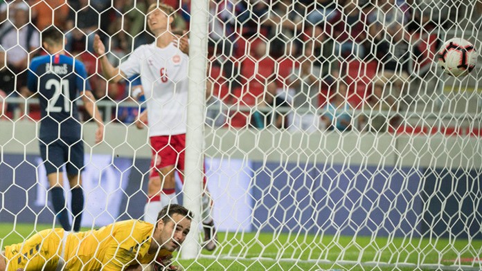 Vľavo hore Michal Ďuriš, dole brankár Christoffer Haagh a vpravo Daniel Nielsen 