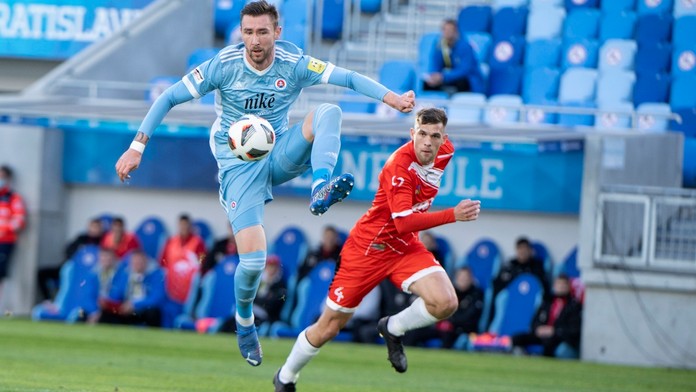 Na snímke v popredí Jaromír Zmrhal (Slovan) a v pozadí Robin Hrnčár (Mikuláš) bojujú o loptu.