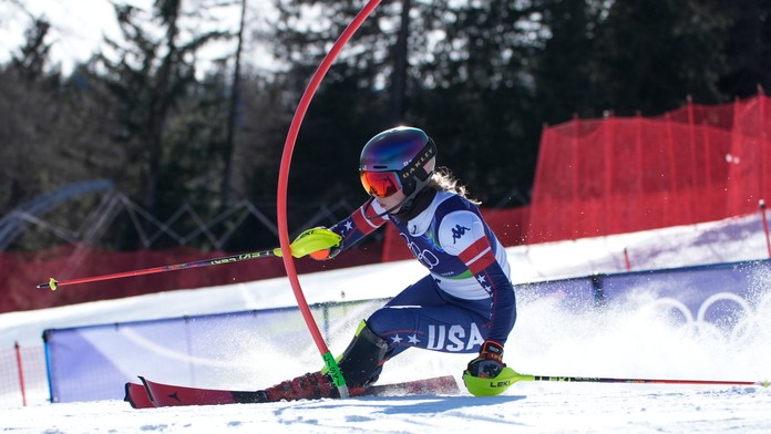 Olympijské zlato v slalome oslavuje Mikaela Shiffrinová s výrazným náskokom. Petra Vlhová si vylepšila pozíciu