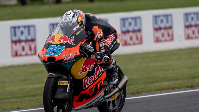 VIDEO: Hrozivá nehoda na pretekoch Moto3. Mladý Švajčiar je vo veľmi vážnom stave, údajne prekonal zástavu srdca