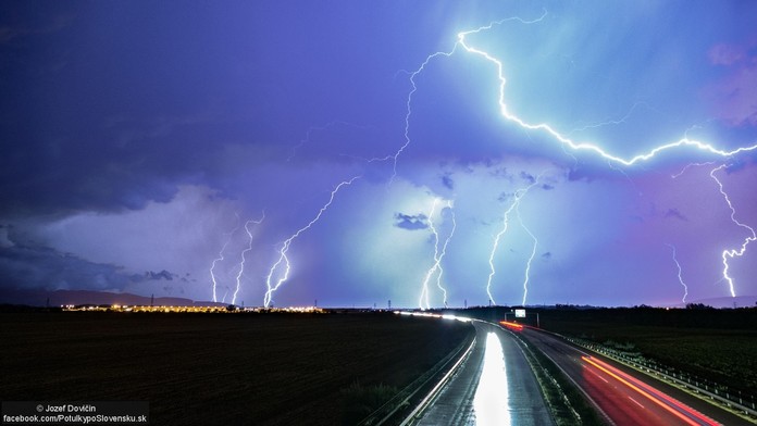 Búrka pri hrade Beckov.