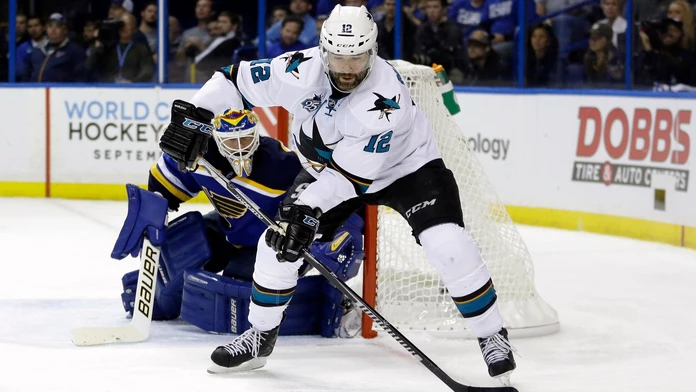 Patrick Marleau (vpravo) pred brankárom Blues Brianom Elliotom.