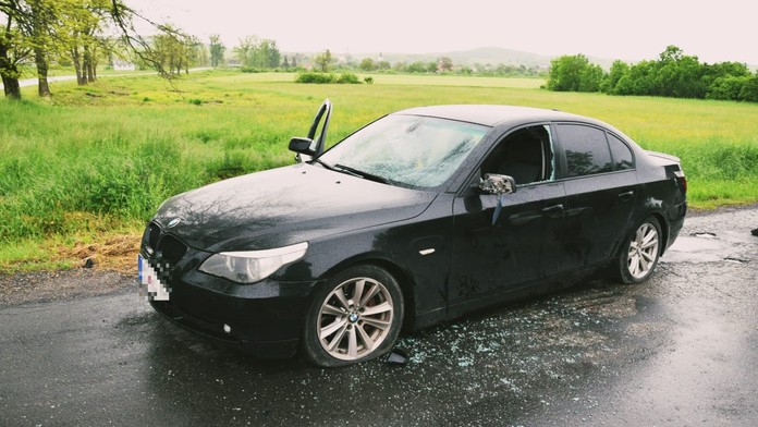 rozbité auto muža, ktorý utekal pred políciou