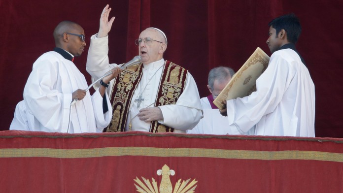Záchranári pracujú na mieste nehody autobusu v Moskve 25. decembra 2017.