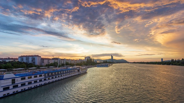 Výletná loď na Dunaji.
