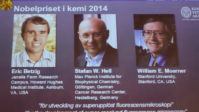 Americkí vedci Eric Betzig (vľavo),  William E. Moerner (vpravo) a nemecký vedec Stefan W. Hell sa stali laureátmi Nobelovej cen