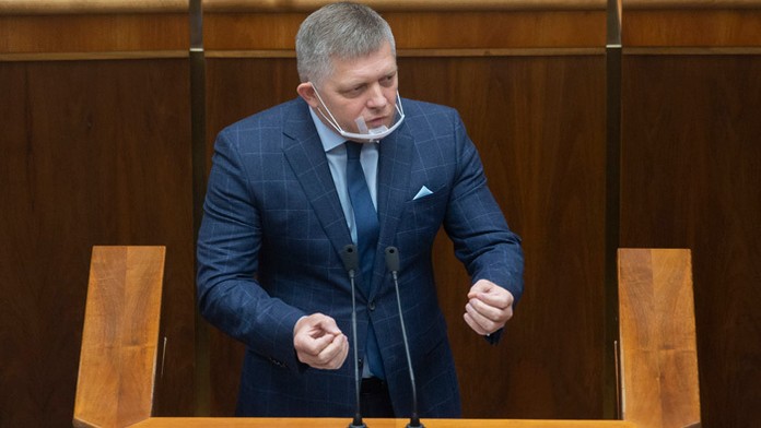Poslanec Robert Fico (Smer-SD) odmieta nosiť respirátor.
