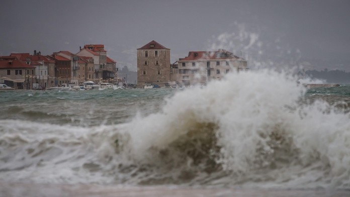 Vietor 137 km/h a osemmetrové vlny. Chorvátsko zažíva pohromu, hlásia zaplavené domy aj reštaurácie