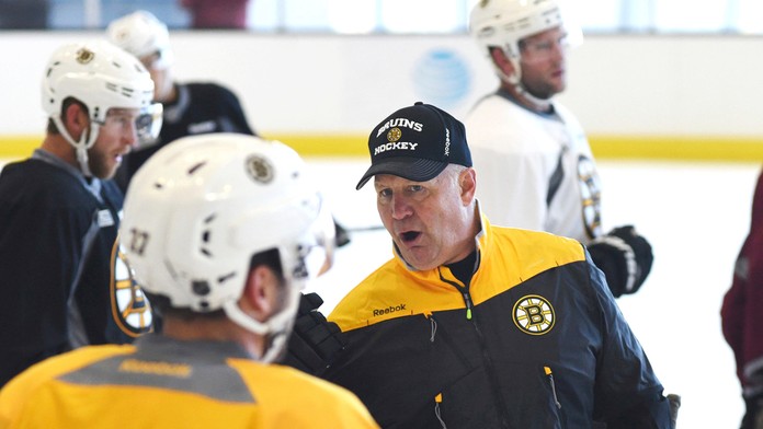 Momentálne už bývalý tréner Bostonu Claude Julien počas trénigu so svojimi zverencami.