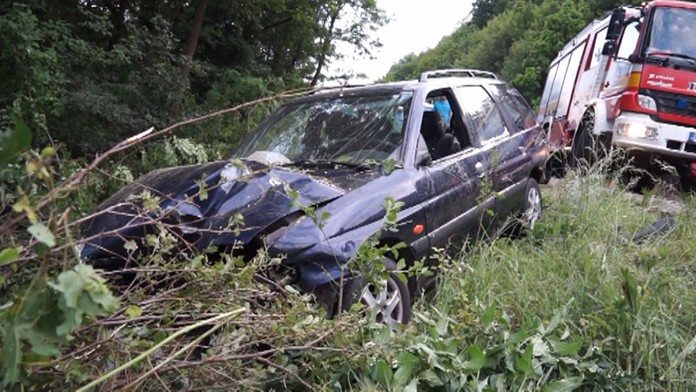 Rožňavčan zaspal za volantom a skončil v kríkoch.