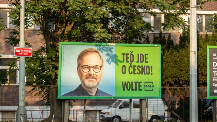 Debata v ČR: Ako najväčších spojencov nás súčasná vláda nevníma. Podľa Fialu hrozí, že Babiš ich zatiahne na východ