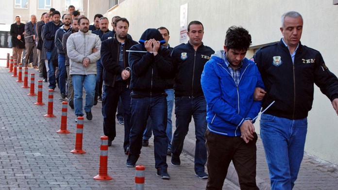 V Turecku odvolali zo služby policajtov.