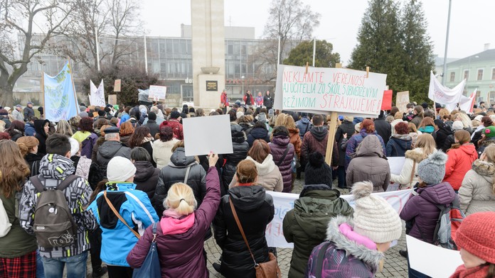 Učitelia dnes demonštrovali v Leviciach.