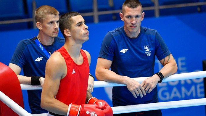 Reprezentant v boxe Andrej Csemez, v pozadí  tréneri Pavol Hlavačka (vzadu) a Tomi Kid Kovács 