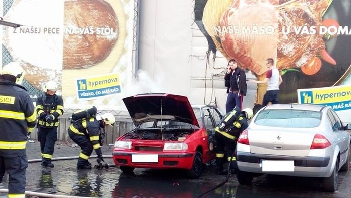Požiar uhasili až požiarnici.