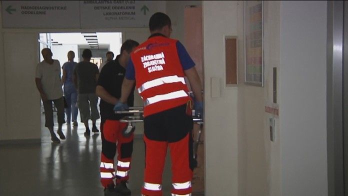 Muž skončil v nemocnici.