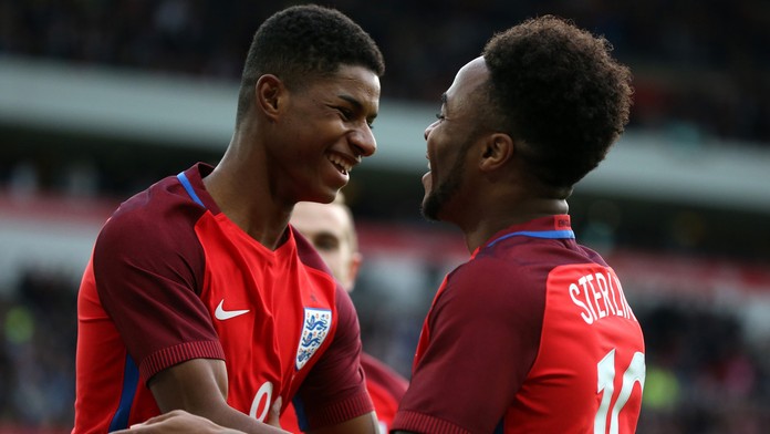Marcus Rashford oslavuje gól pri reprezentačnom debute spolu s Raheemom Sterlingom.