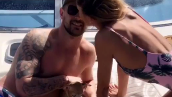 Pakistanské jednotky hliadkujú pred budovou Najvyššieho súdu v Islamabade..jpg