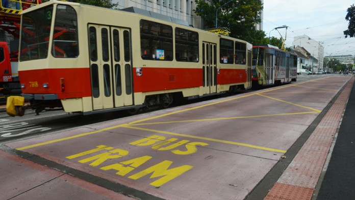 Dokončený nový typ integrovanej zastávky MHD na Radlinského ulici v Bratislave. 