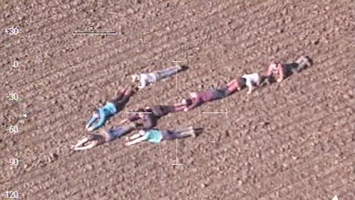 Deti vytvorili potovo šípku a pomohli polícii