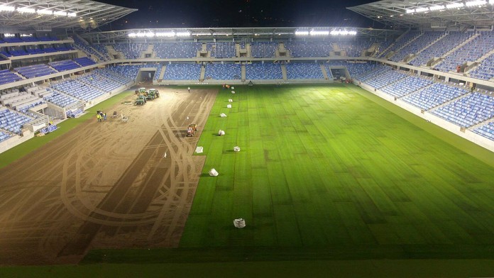 Pokladanie trávnika na Národnom futbalovom štadióne.