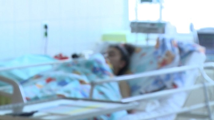 Matka si ju v nemocnici nahrala na mobil.