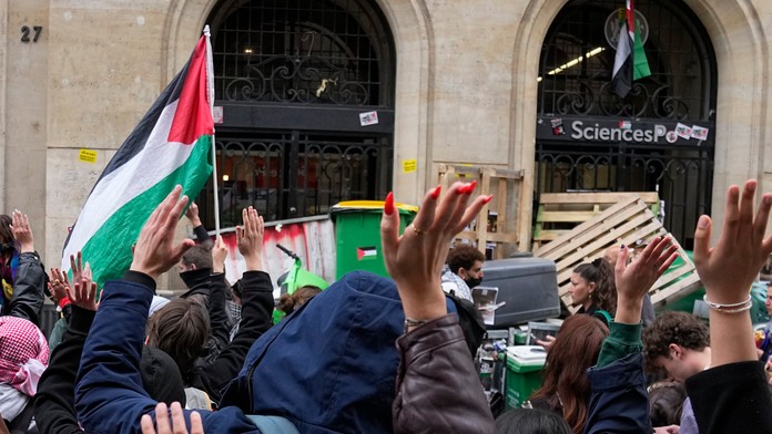 Protestujúci pred univerzitou Sciences Po v Paríži.