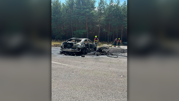 FOTO: Tragická zrážka auta a motorky pri Malackách. Vypukol požiar, jeden človek zahynul