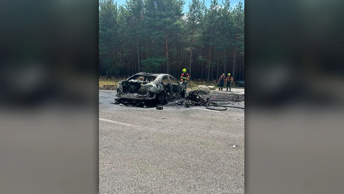 FOTO: Tragická zrážka auta a motorky pri Malackách. Vypukol požiar, jeden človek zahynul
