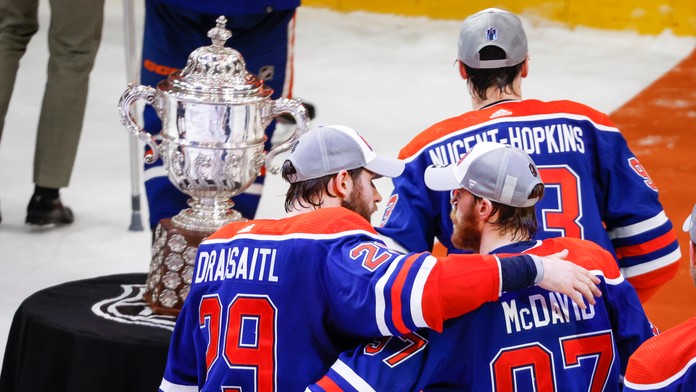 Hokejisti Edmontonu Oilers Connor McDavid (97) a Leon Draisaitl (29) sa radujú po víťazstve.