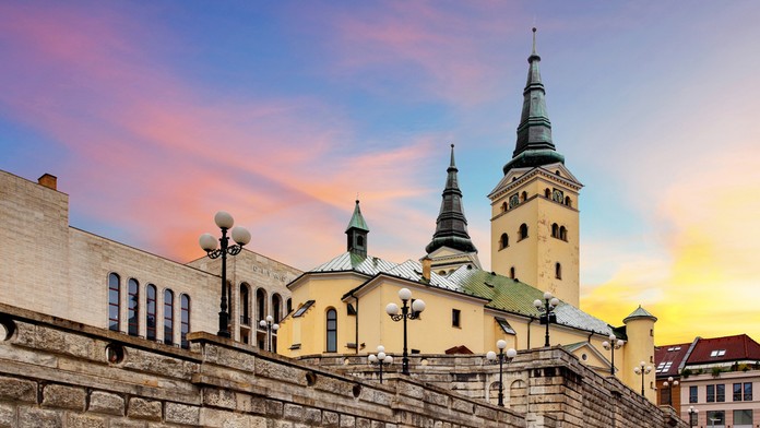 Farské schody s dvojvežím Katedrály Najsvätejšej Trojice v Žiline.