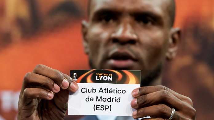 Eric Abidal ukazuje lístok s nápisom Atletico Madrid počas žrebu semifinálových dvojíc Európskej ligy.