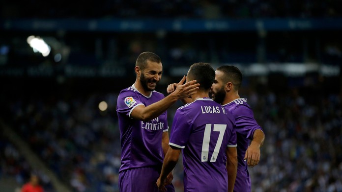 Útočník Realu Madrid Karim Benzema (naľavo) sa so spoluhráčmi teší z gólu.