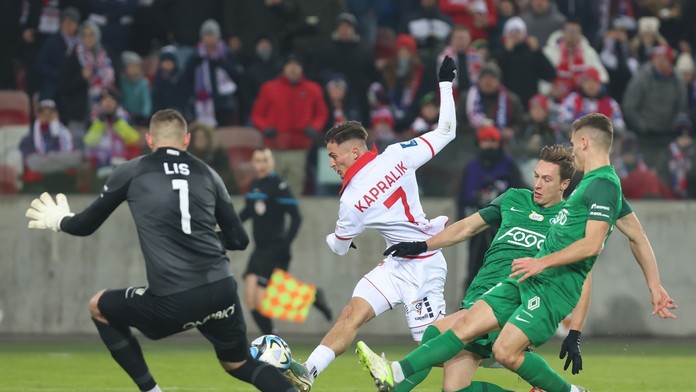 VIDEO: Poľahky prešprintoval obrancu, učebnicovo prehodil brankára. Kaprálik zahviezdil v Poľsku