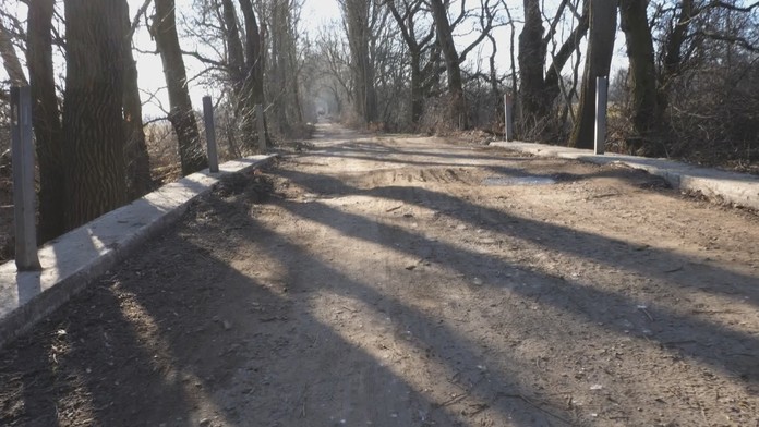 Medzinárodná cyklotrasa vedúca do Rakúska je veľmi nebezpečná. Upraviť ju však len tak nikto nemôže