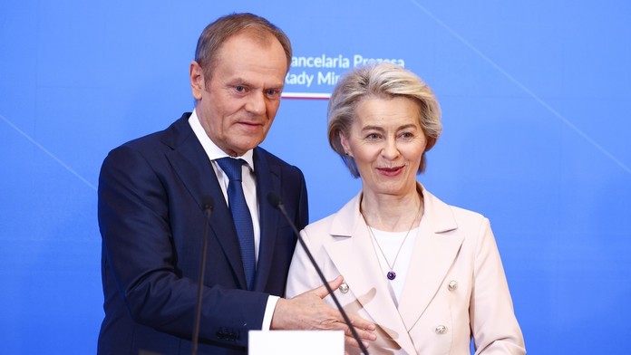 Európska komisia ukončila konanie voči Varšave. Zásady právneho štátu v Poľsku už nie sú v ohrození