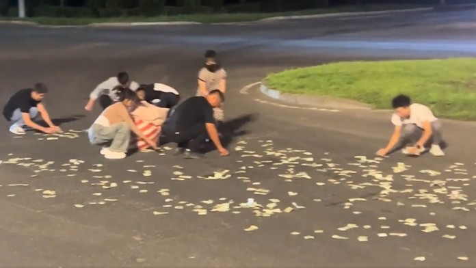 Miestni zbierali peniaze po ceste. 