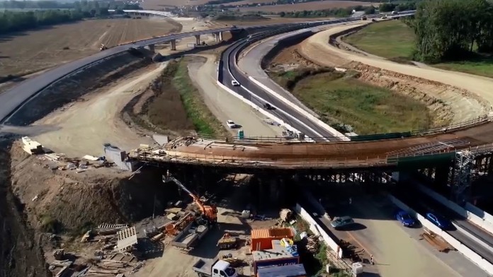 Výstavba diaľnice.