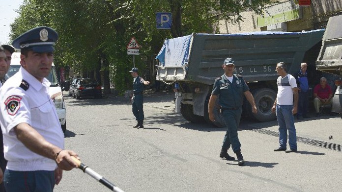 Ozbrojenci obsadili centrálnu policajnú stanicu.