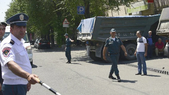 Ozbrojenci obsadili centrálnu policajnú stanicu.