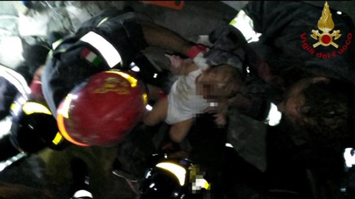 V troskách našli bábätko.