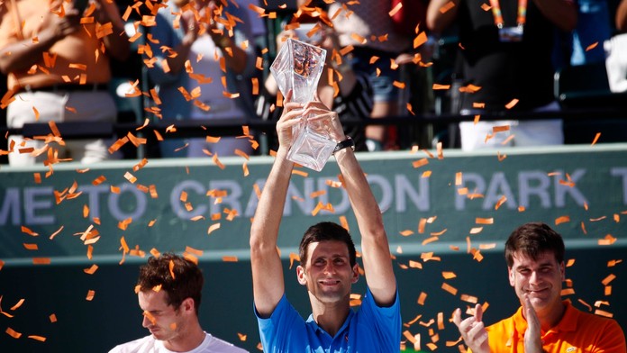 Srbský tenista Novak Djokovič (uprostred) sa teší po zisku titulu na prestížnom turnaji série ATP World Tour Masters 1000 v Miam