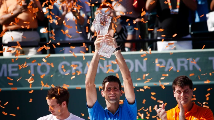 Srbský tenista Novak Djokovič (uprostred) sa teší po zisku titulu na prestížnom turnaji série ATP World Tour Masters 1000 v Miam