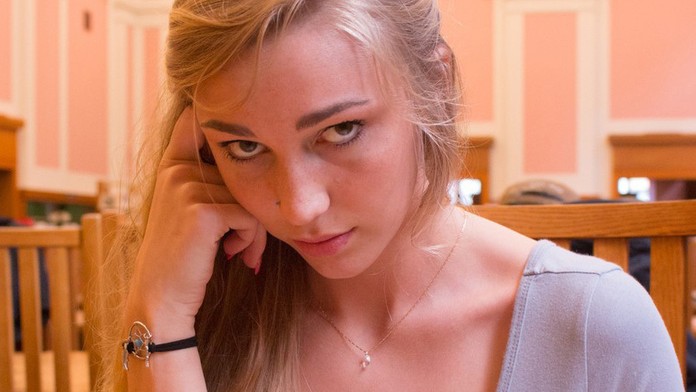 Študentka masturbovala v knižnici, vďaka tomu je z nej teraz pornohviezda