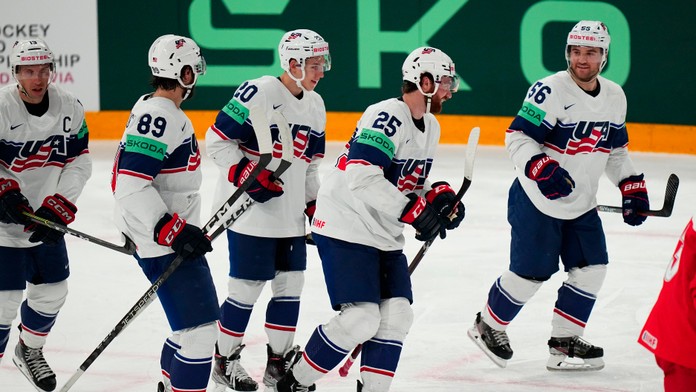 Americký hráč Nick Perbix (druhý sprava) oslavuje so spoluhráčmi gól.