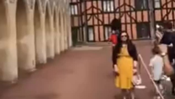 Kráľovský strážca odsotil turistku