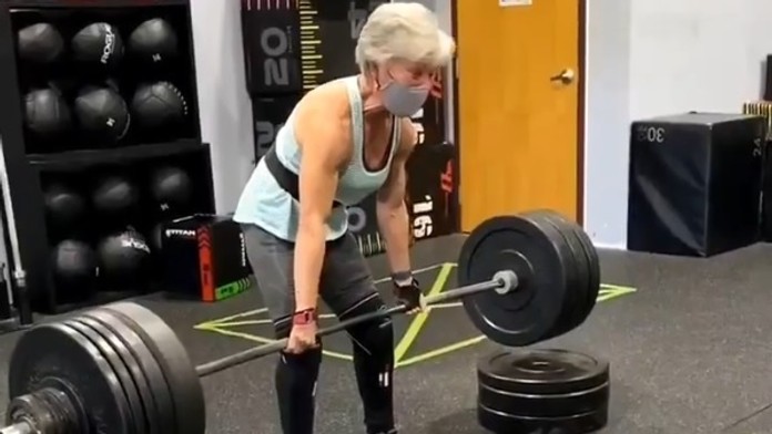 Mary počas výkonu.