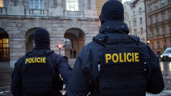 Policajti po útoku v Prahe.